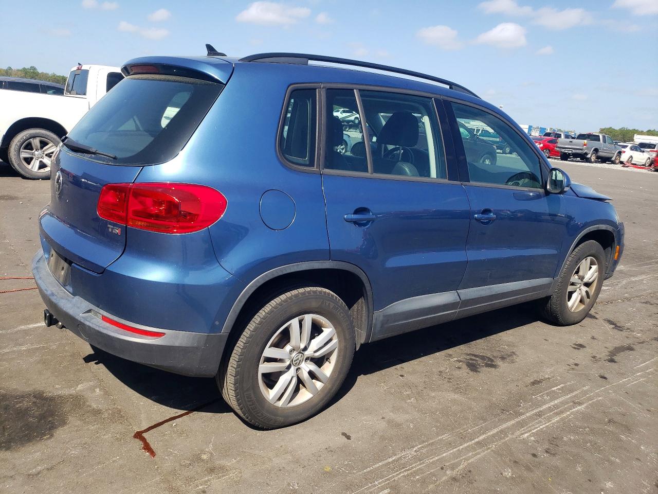2017 VOLKSWAGEN TIGUAN S photo 5