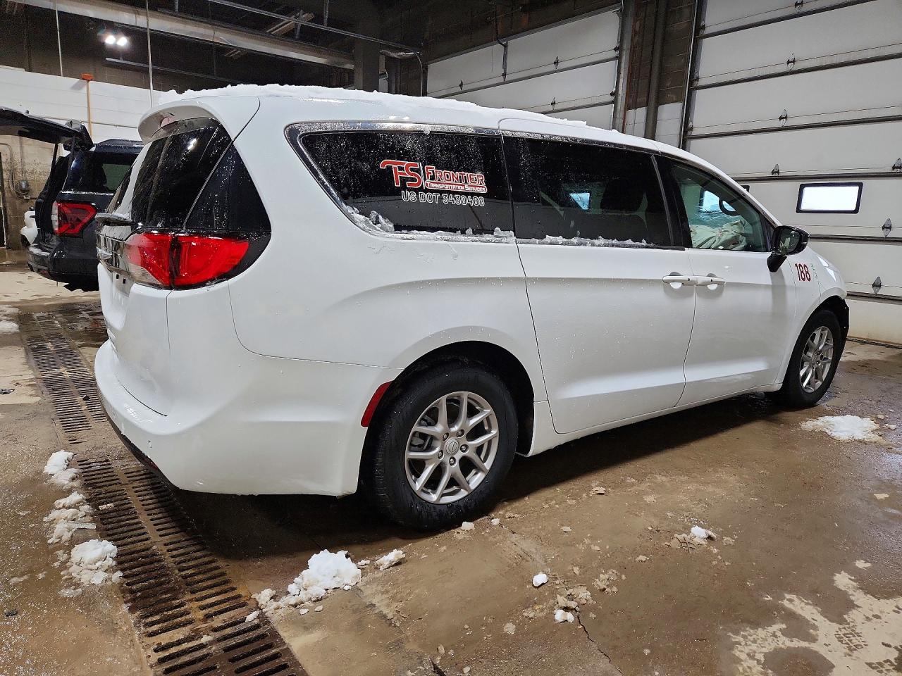 2025 CHRYSLER VOYAGER LX photo 7
