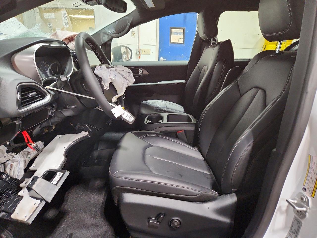 2025 CHRYSLER VOYAGER LX photo 19