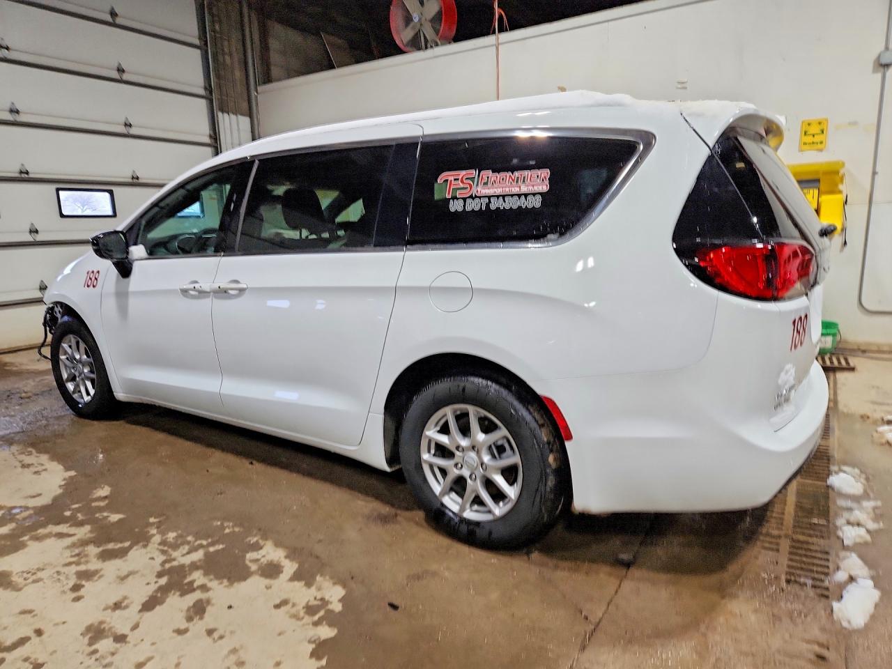 2025 CHRYSLER VOYAGER LX photo 4