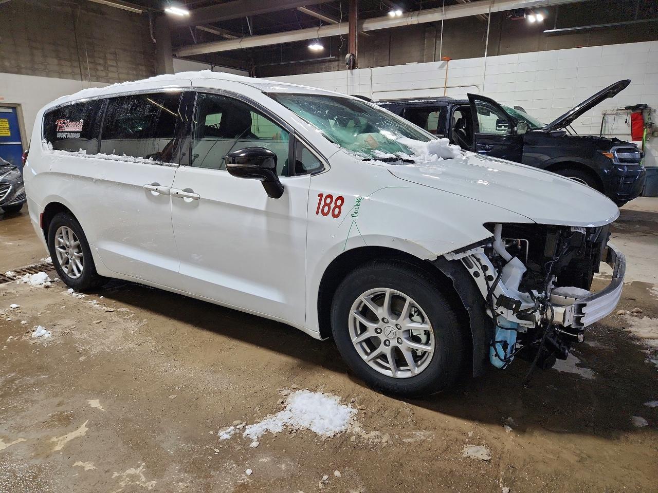 2025 CHRYSLER VOYAGER LX photo 10