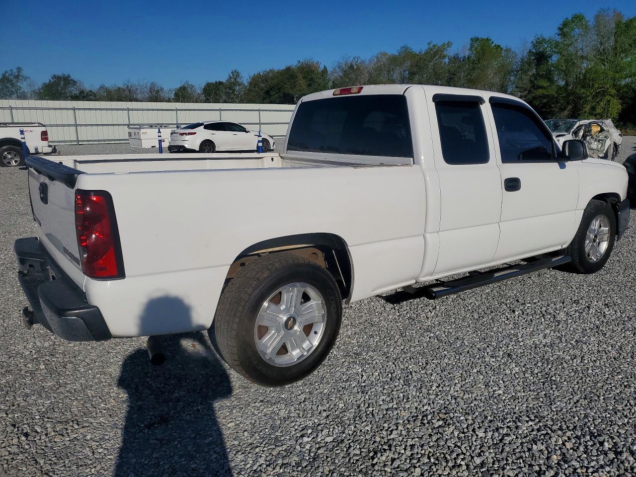 2005 CHEVROLET SILVERADO C1500 photo 3
