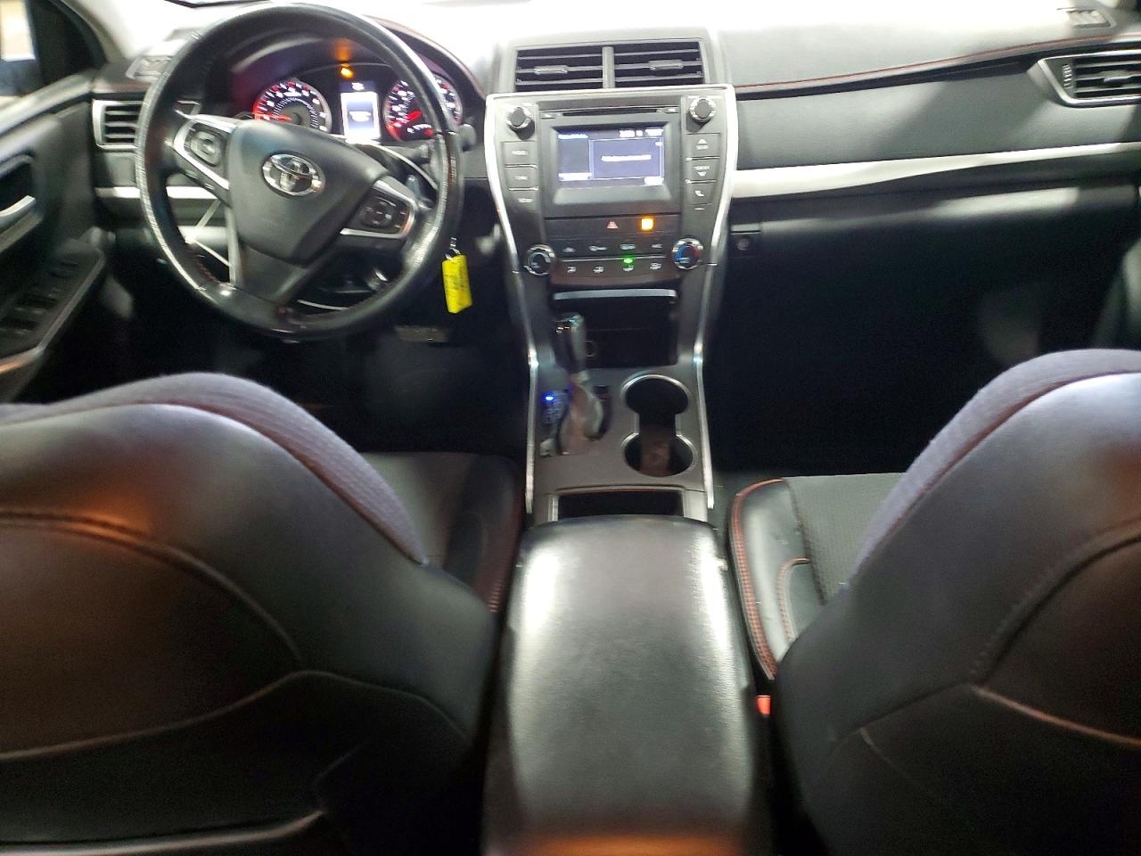 2016 TOYOTA CAMRY SE photo 22