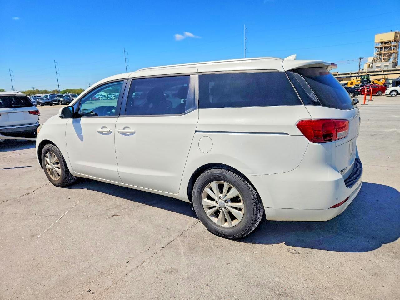 2016 KIA SEDONA LX photo 4