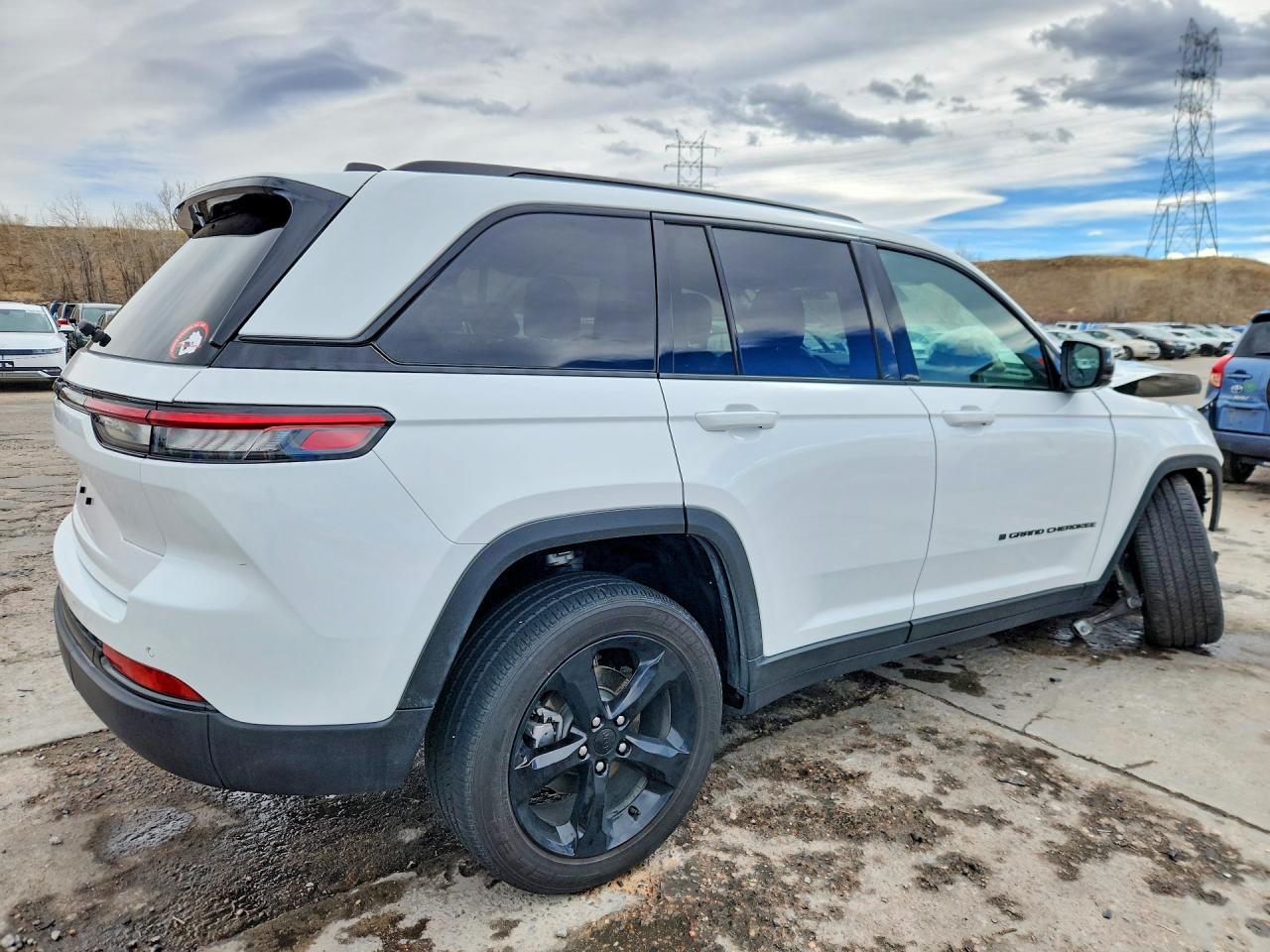 2024 JEEP GRAND CHEROKEE LAREDO photo 3