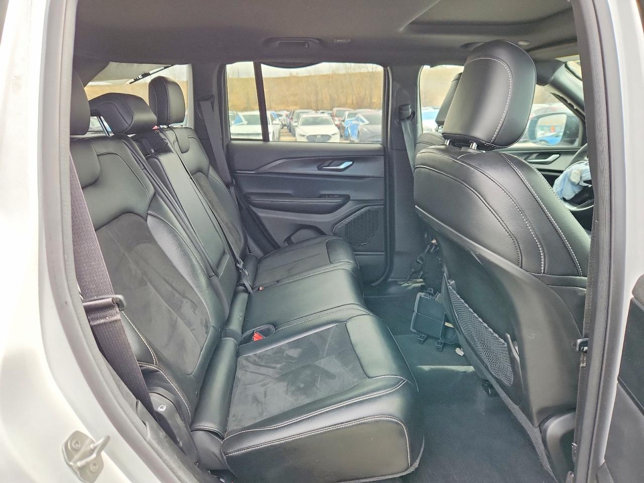 2024 JEEP GRAND CHEROKEE LAREDO photo 11