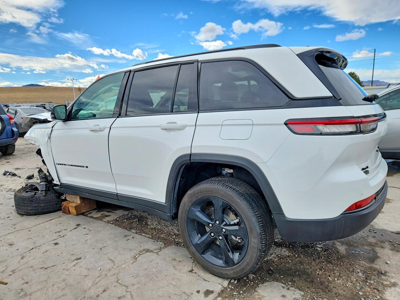 2024 JEEP GRAND CHEROKEE LAREDO photo 2