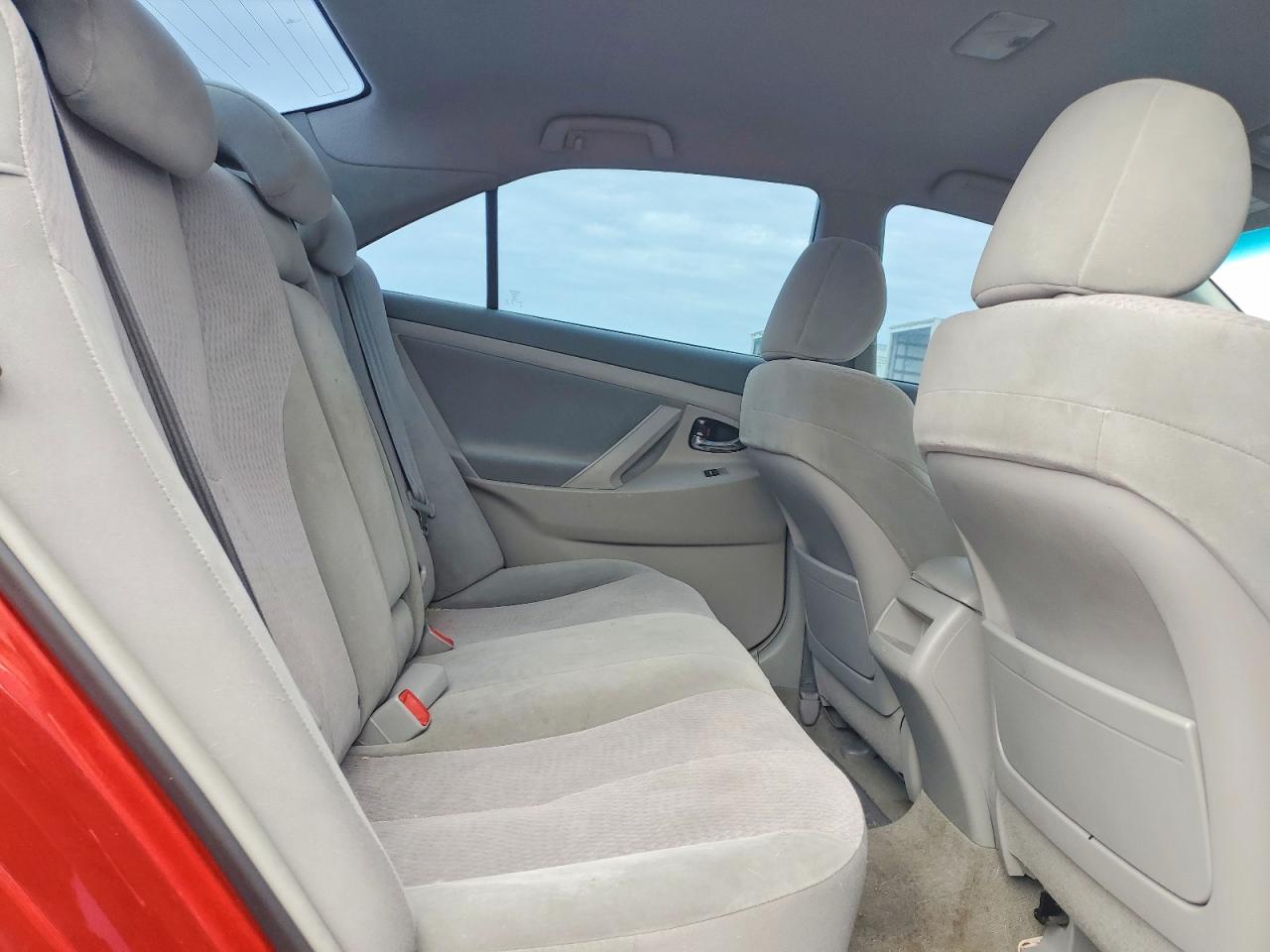 2010 TOYOTA CAMRY LE photo 28
