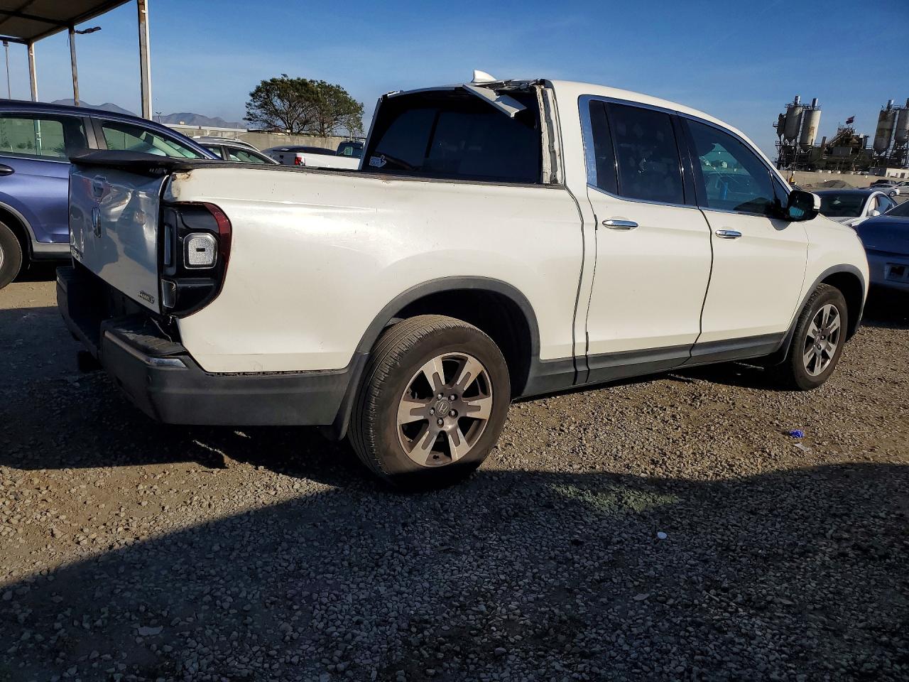 2019 HONDA RIDGELINE photo 3