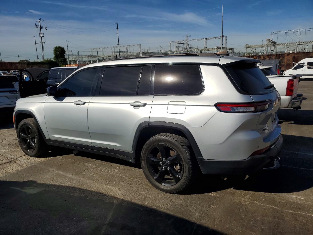 2023 JEEP GRAND CHEROKEE L LAREDO photo 4