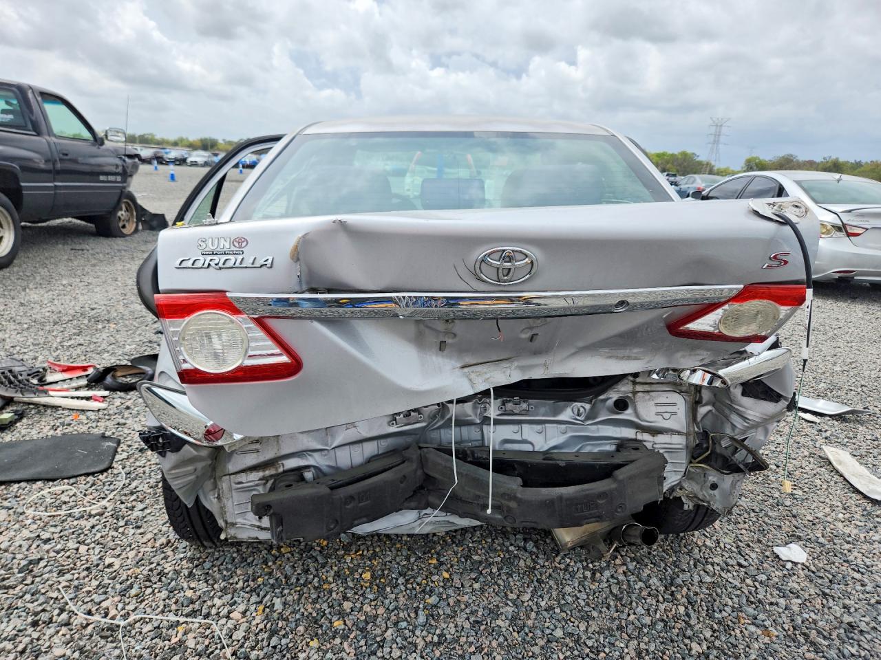 2011 TOYOTA COROLLA S photo 11