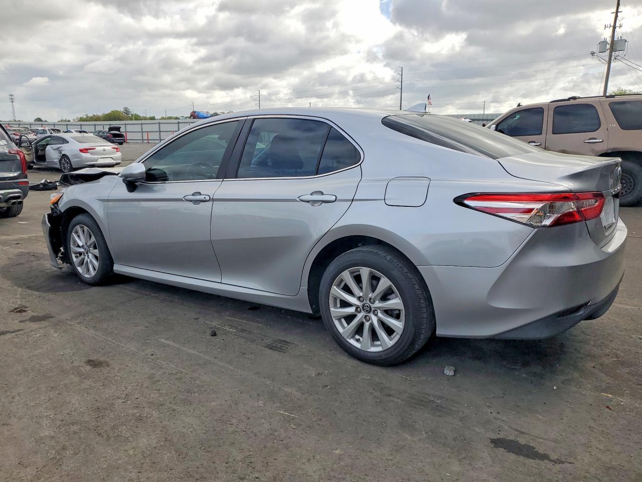 2019 TOYOTA CAMRY LE photo 4
