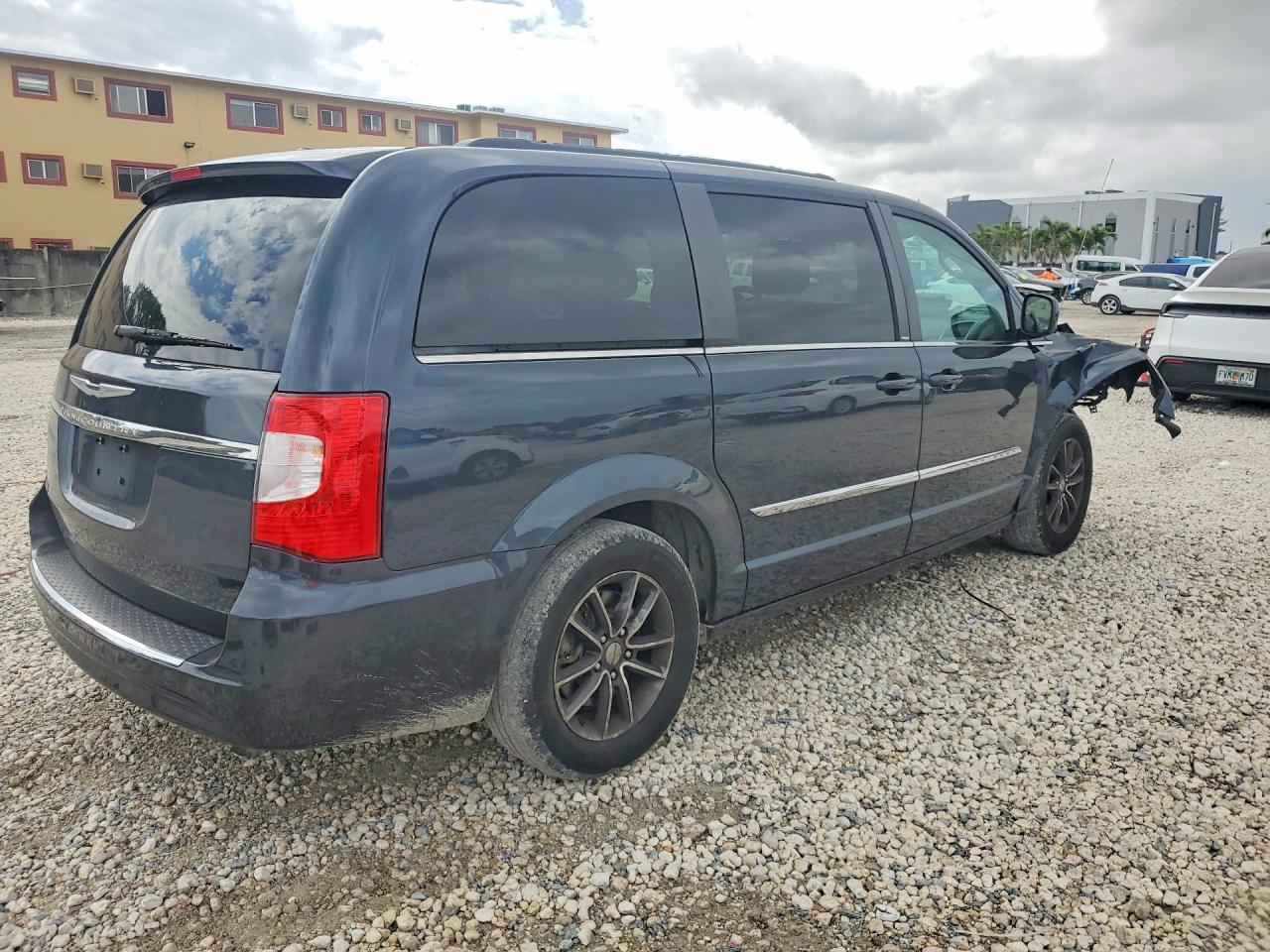 2013 CHRYSLER TOWN & COUNTRY TOURING photo 3