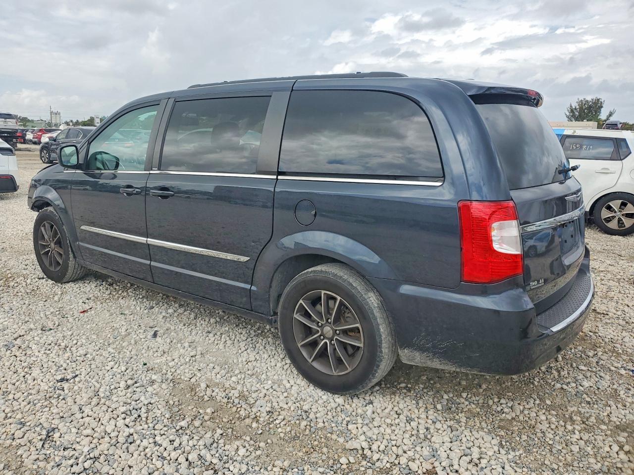 2013 CHRYSLER TOWN & COUNTRY TOURING photo 2