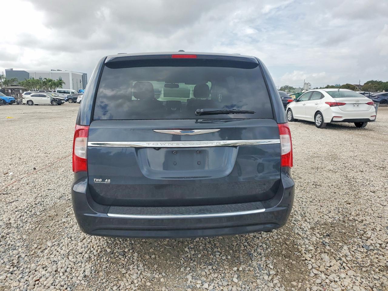 2013 CHRYSLER TOWN & COUNTRY TOURING photo 6