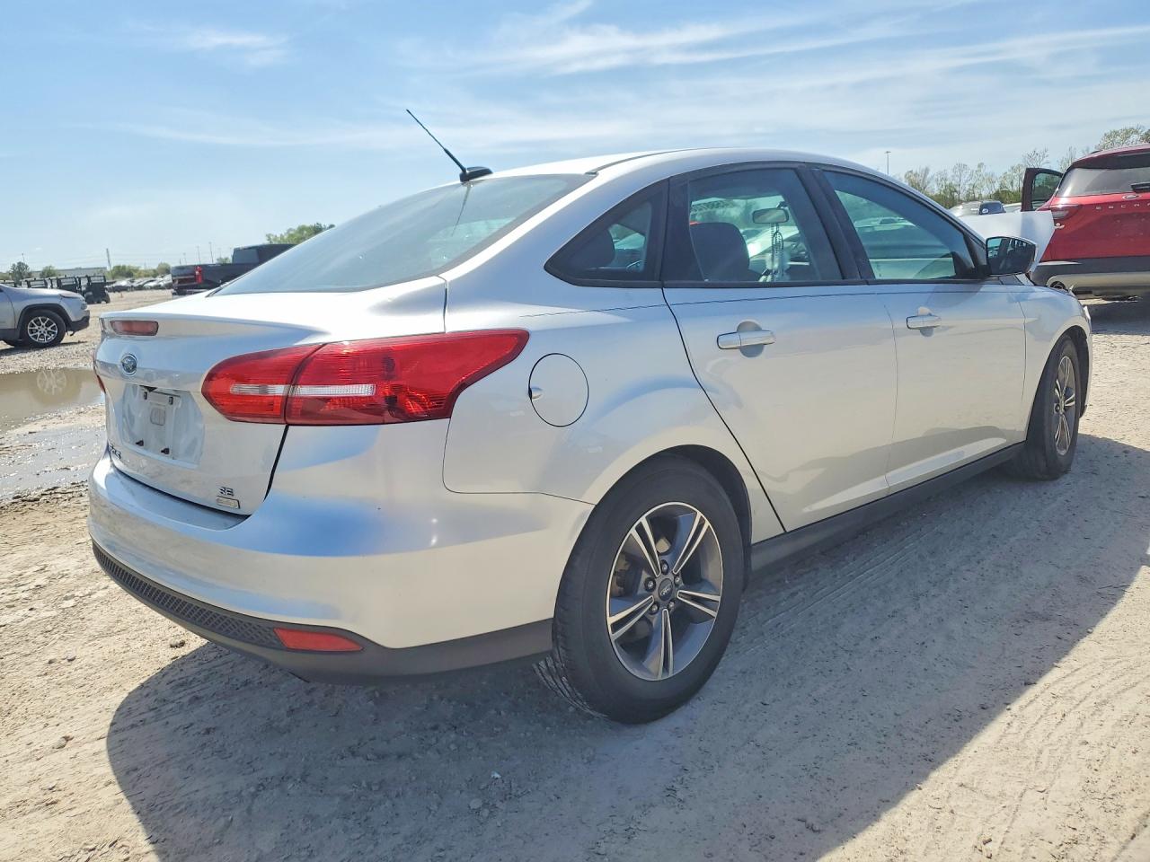 2018 FORD FOCUS SE photo 5