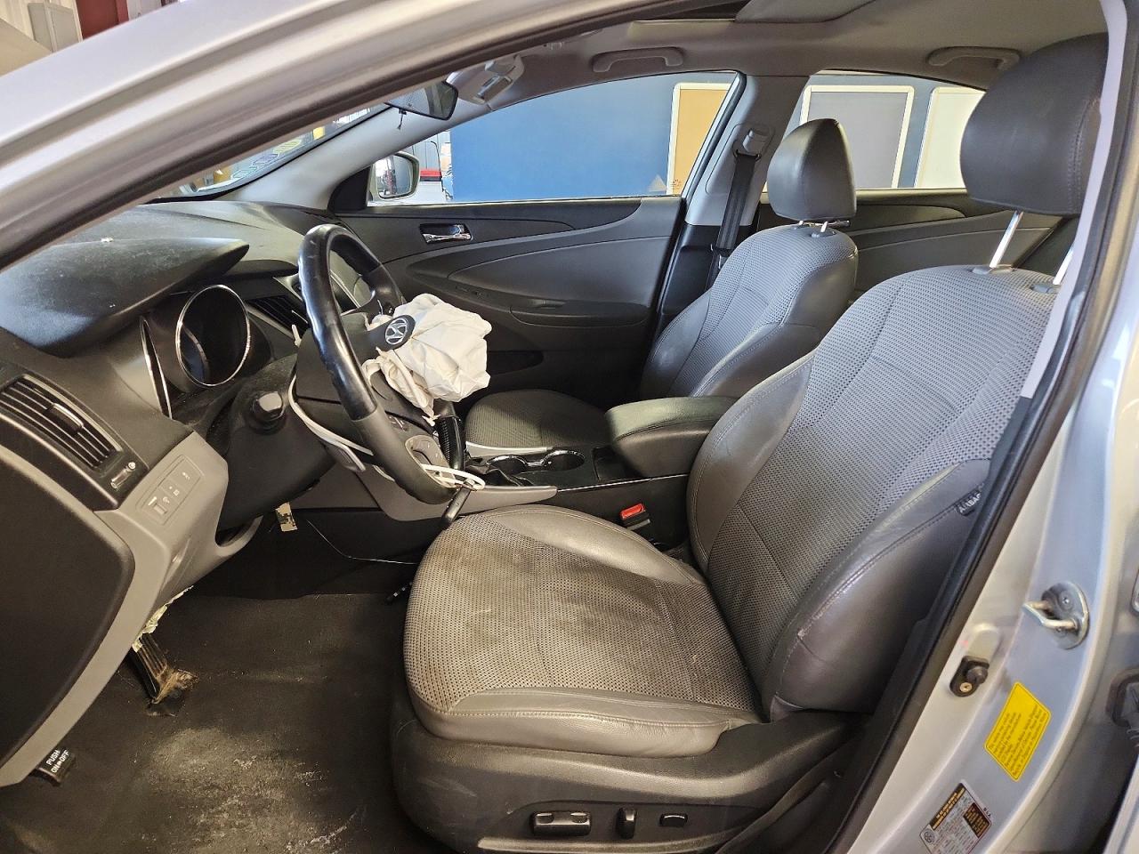 2011 HYUNDAI SONATA SE photo 7