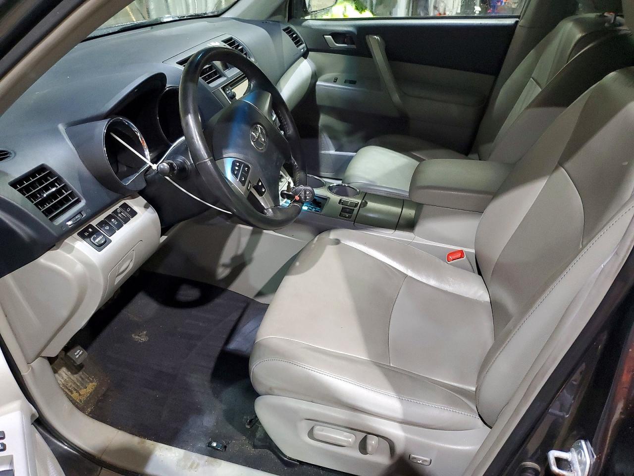 2013 TOYOTA HIGHLANDER SE photo 13
