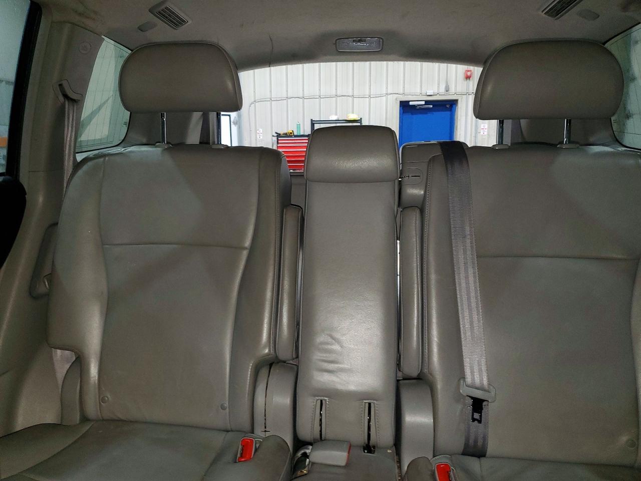 2013 TOYOTA HIGHLANDER SE photo 19