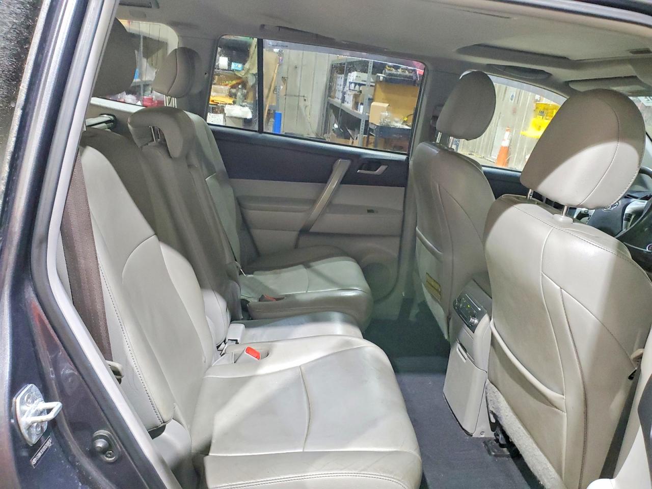 2013 TOYOTA HIGHLANDER SE photo 21