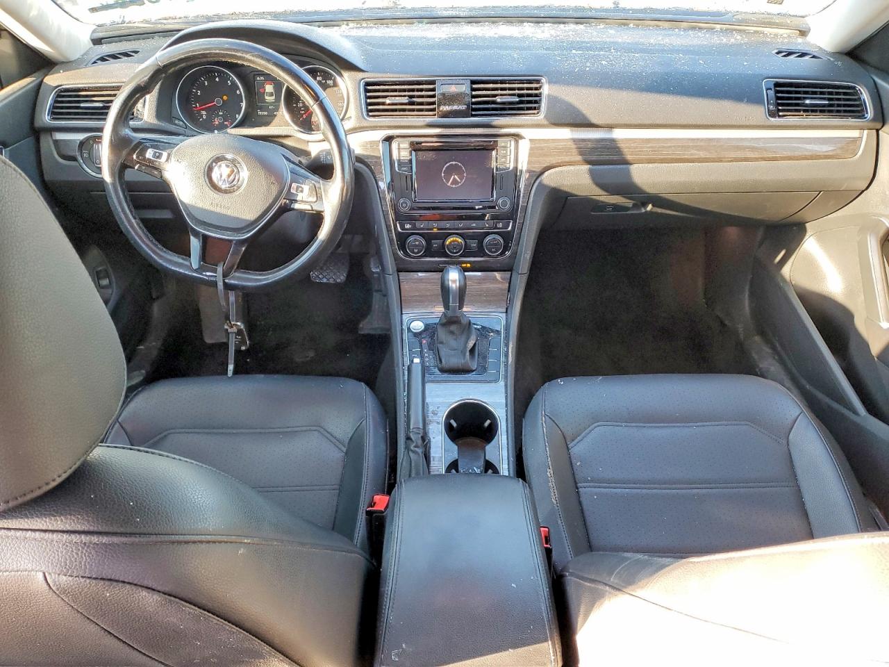 2018 VOLKSWAGEN PASSAT SE photo 8