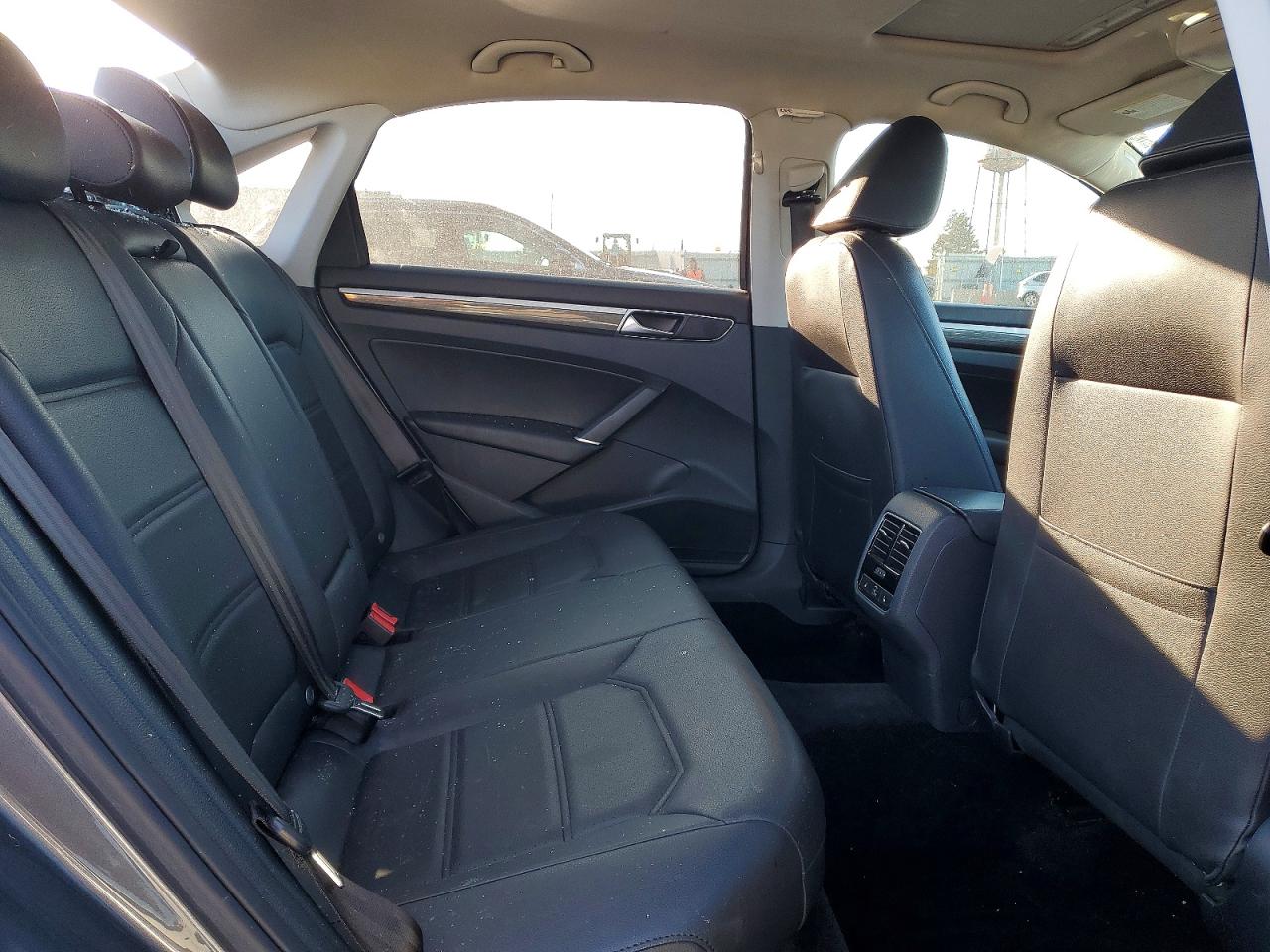 2018 VOLKSWAGEN PASSAT SE photo 10