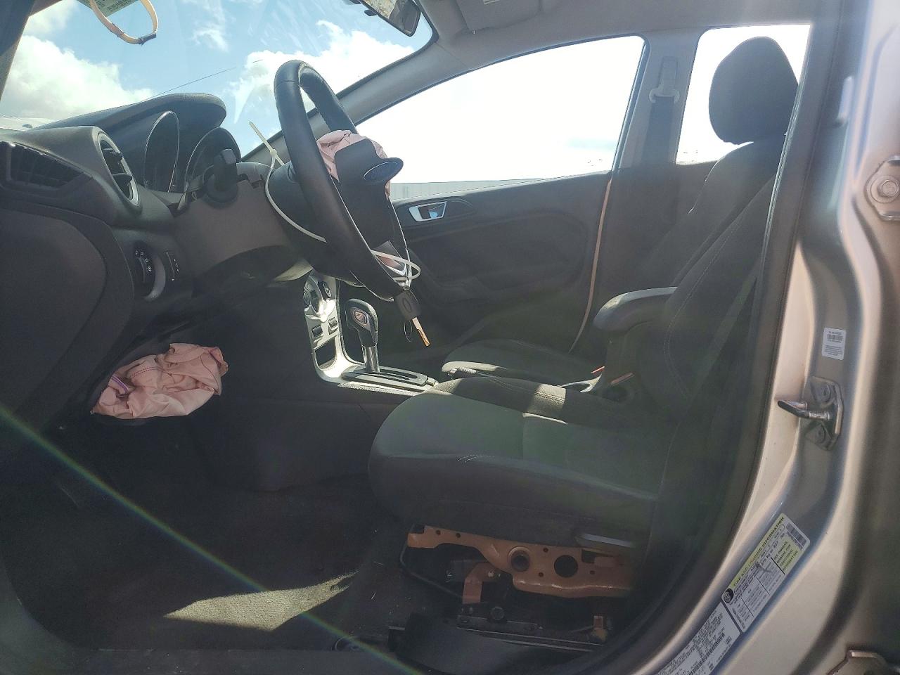 2015 FORD FIESTA SE photo 13