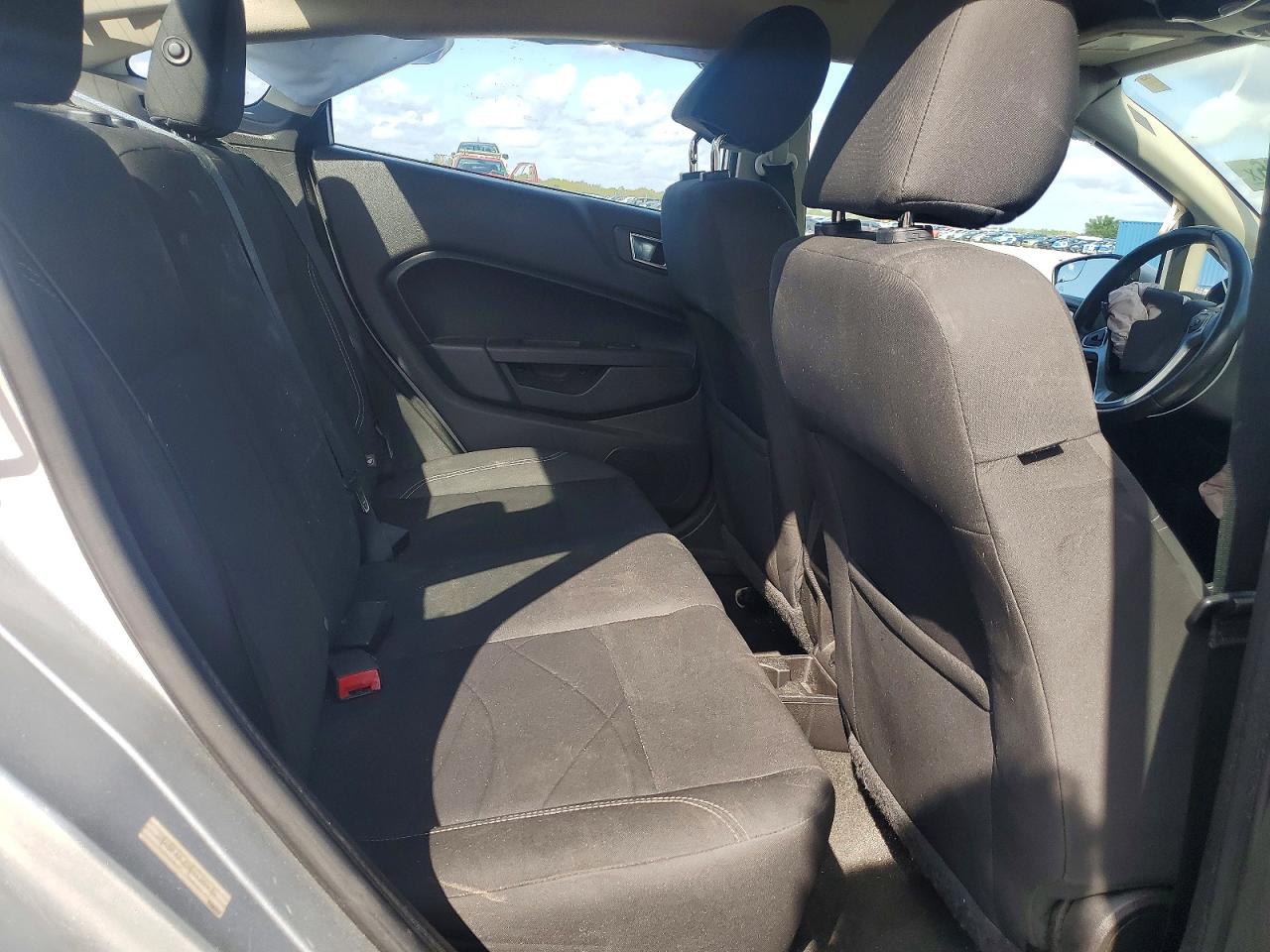 2015 FORD FIESTA SE photo 19