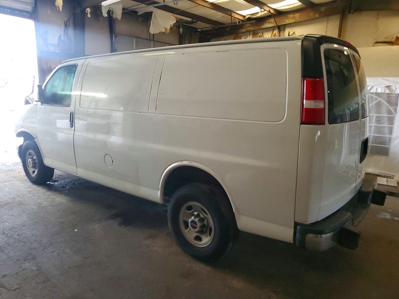 2017 GMC SAVANA G2500 photo 3
