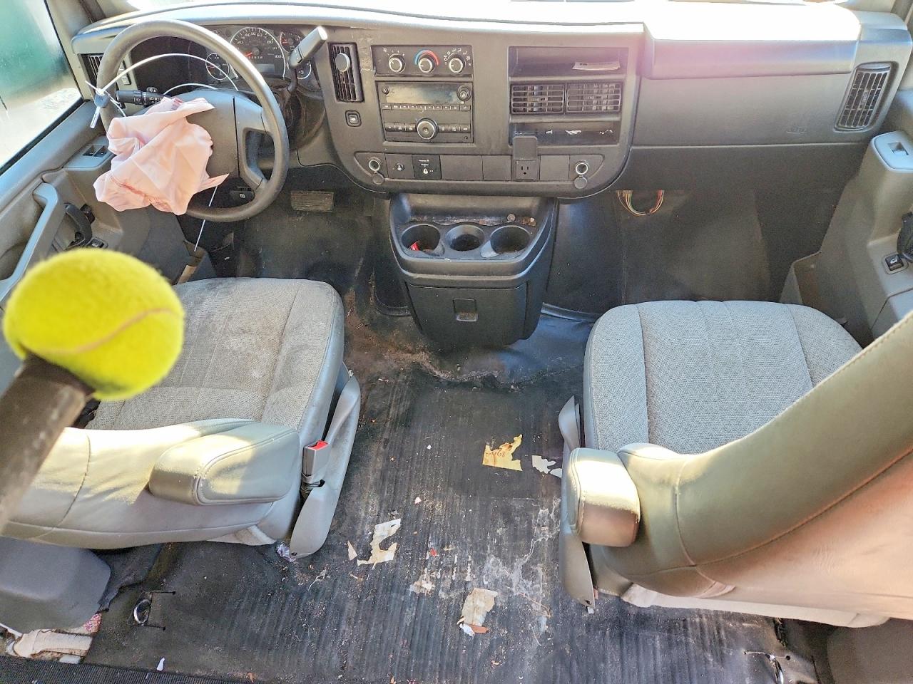 2017 GMC SAVANA G2500 photo 15