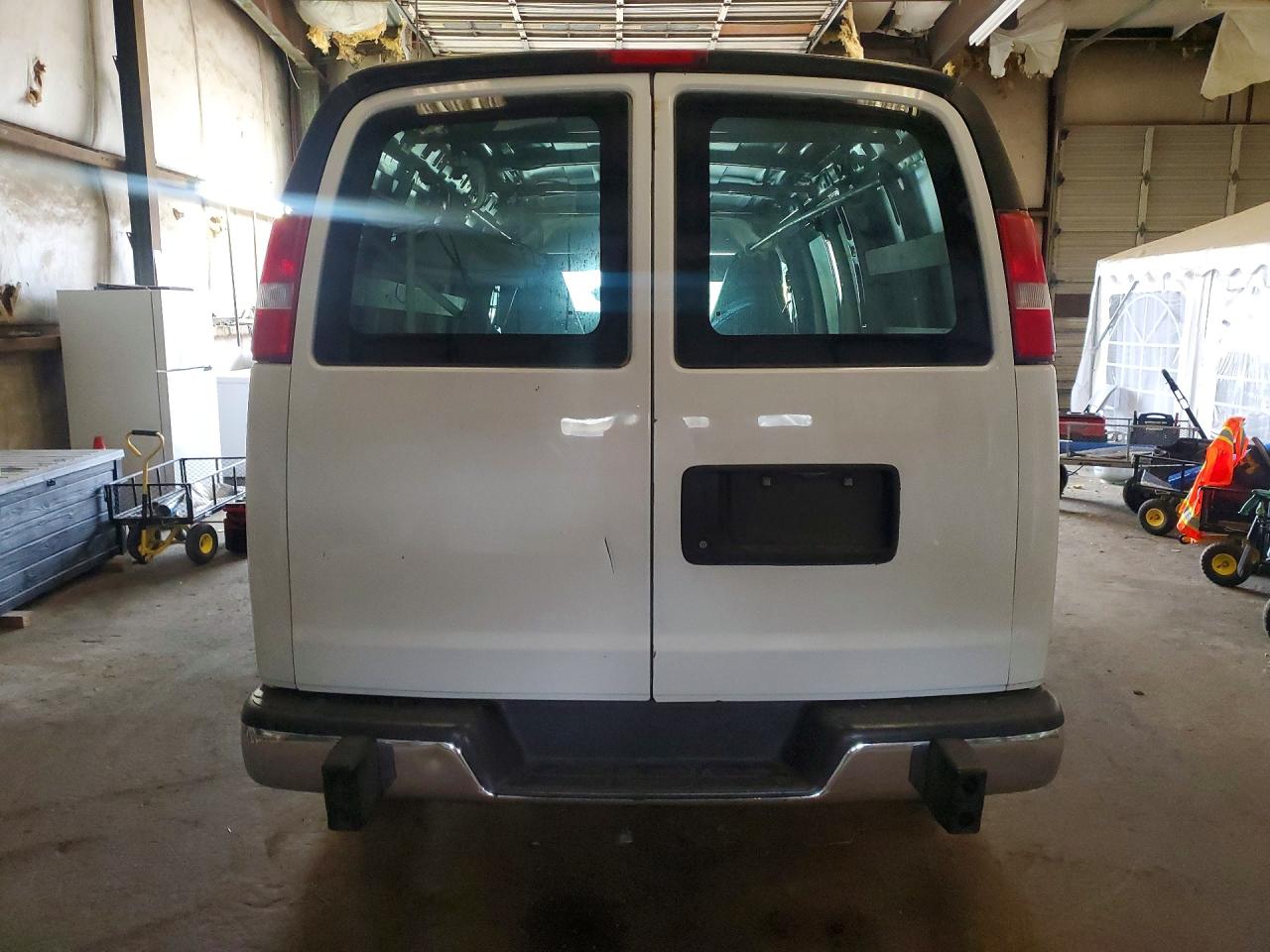 2017 GMC SAVANA G2500 photo 11