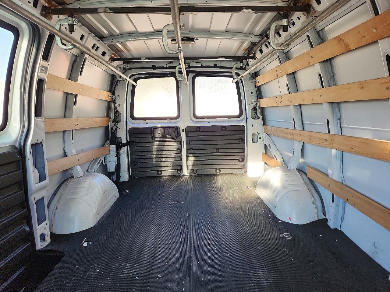 2017 GMC SAVANA G2500 photo 19