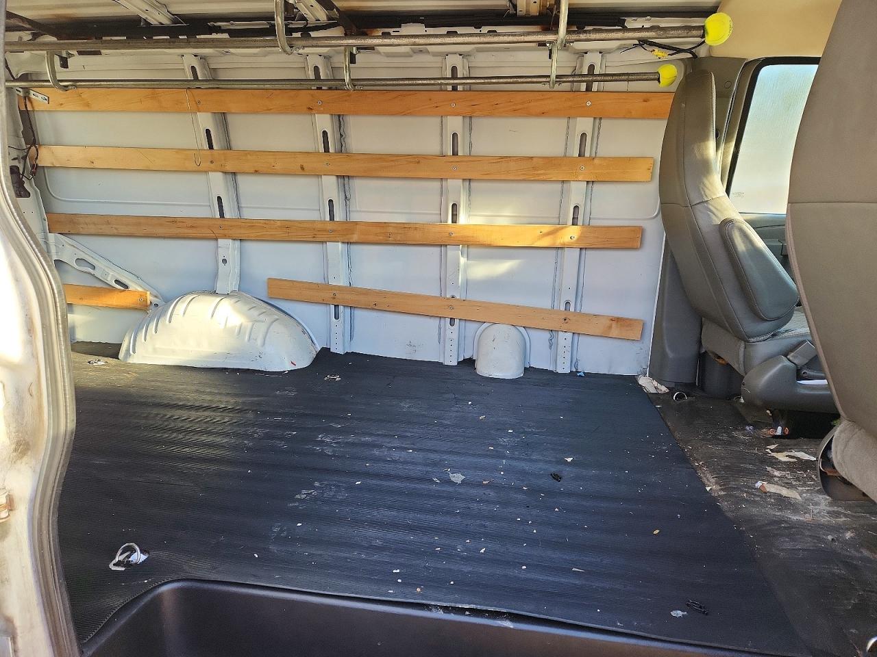 2017 GMC SAVANA G2500 photo 21
