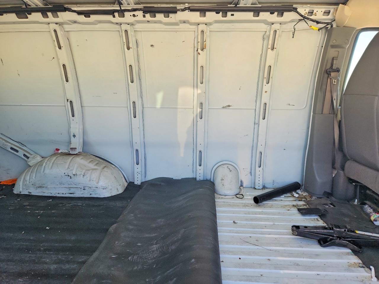 2017 GMC SAVANA G2500 photo 11