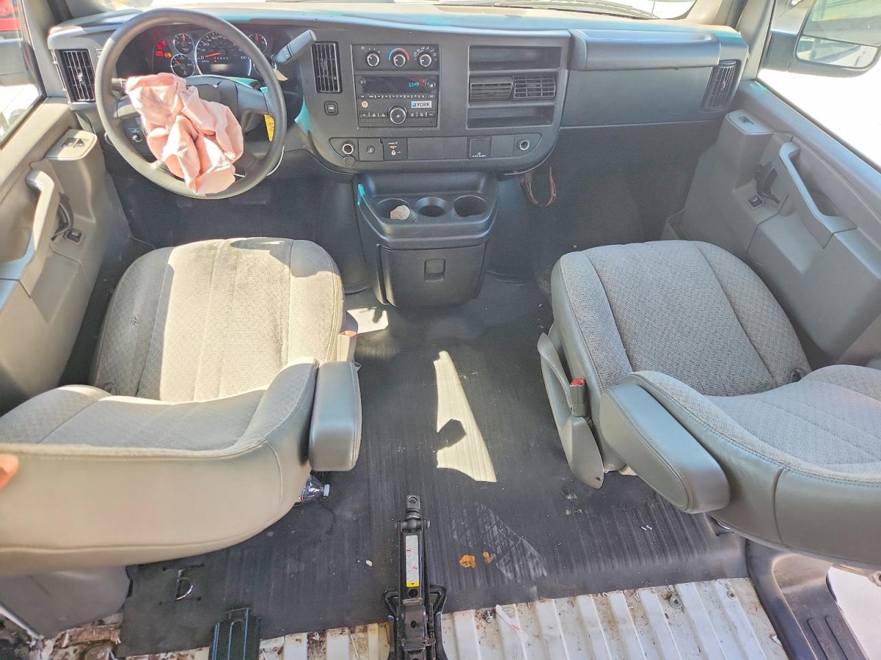 2017 GMC SAVANA G2500 photo 8
