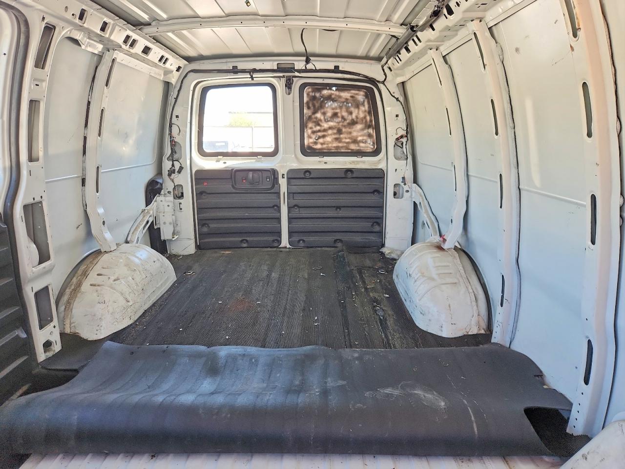 2017 GMC SAVANA G2500 photo 10