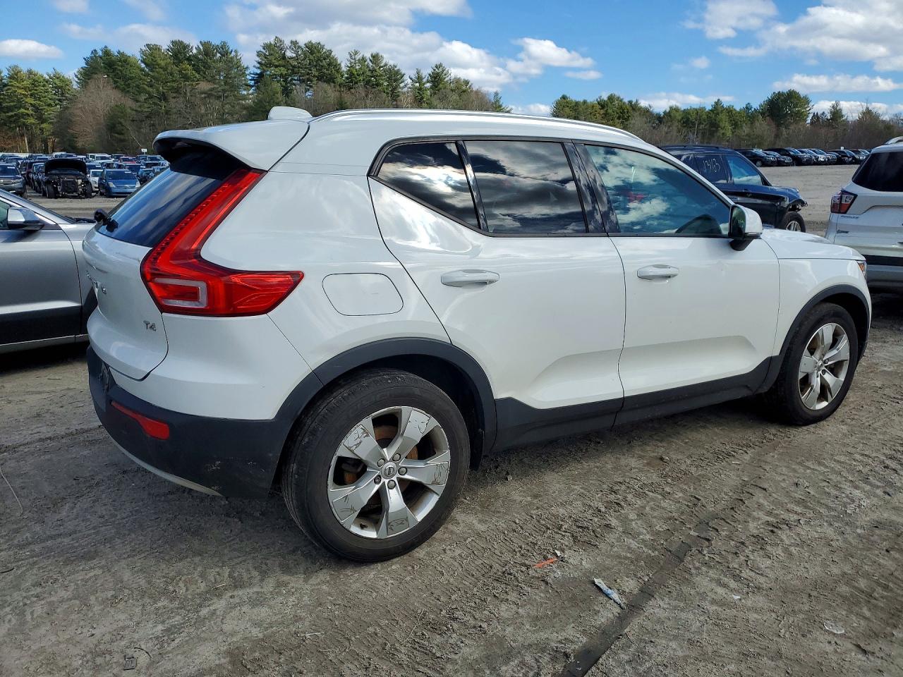 2020 VOLVO XC40 T4 MOMENTUM photo 3