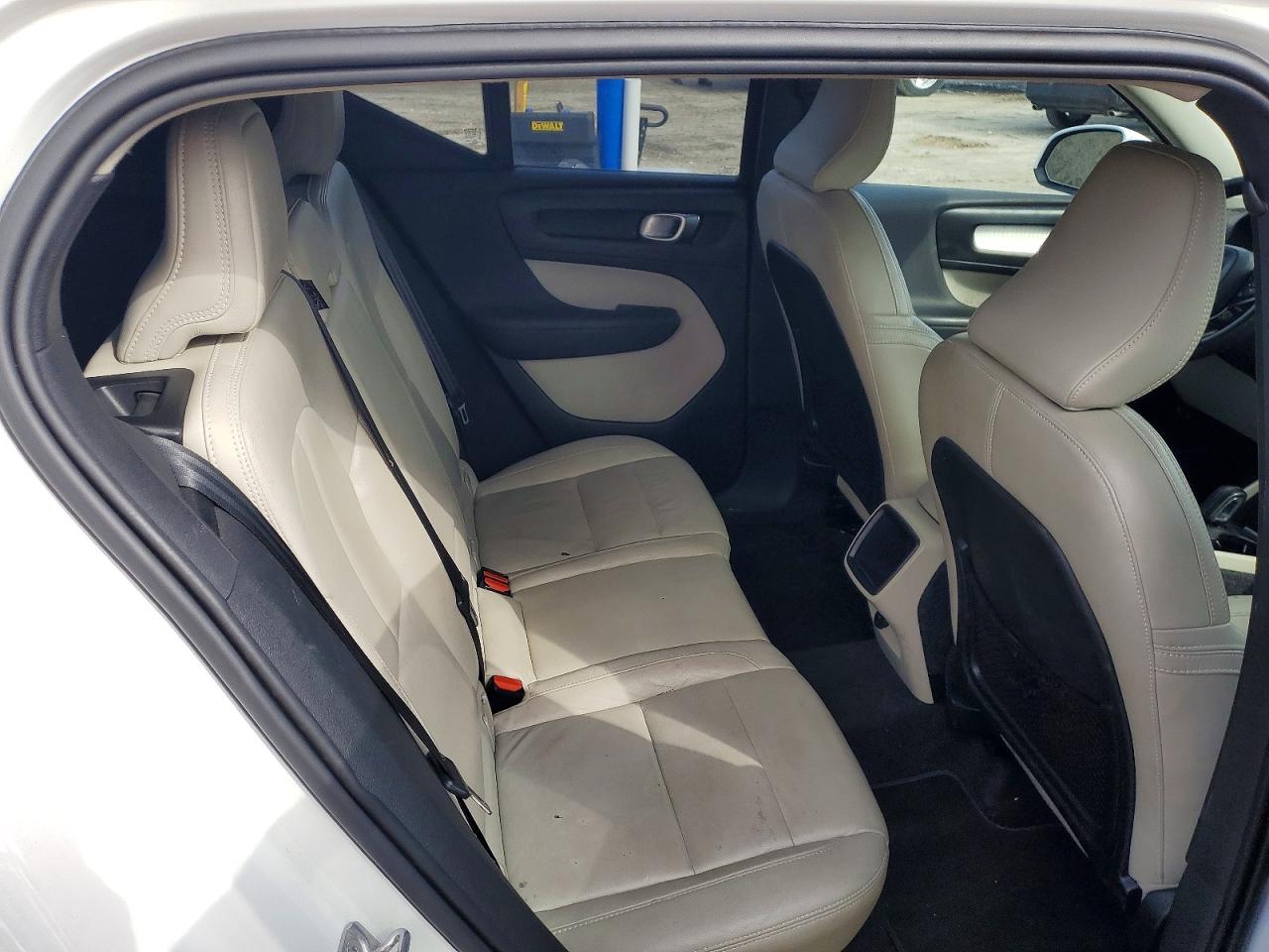 2020 VOLVO XC40 T4 MOMENTUM photo 11