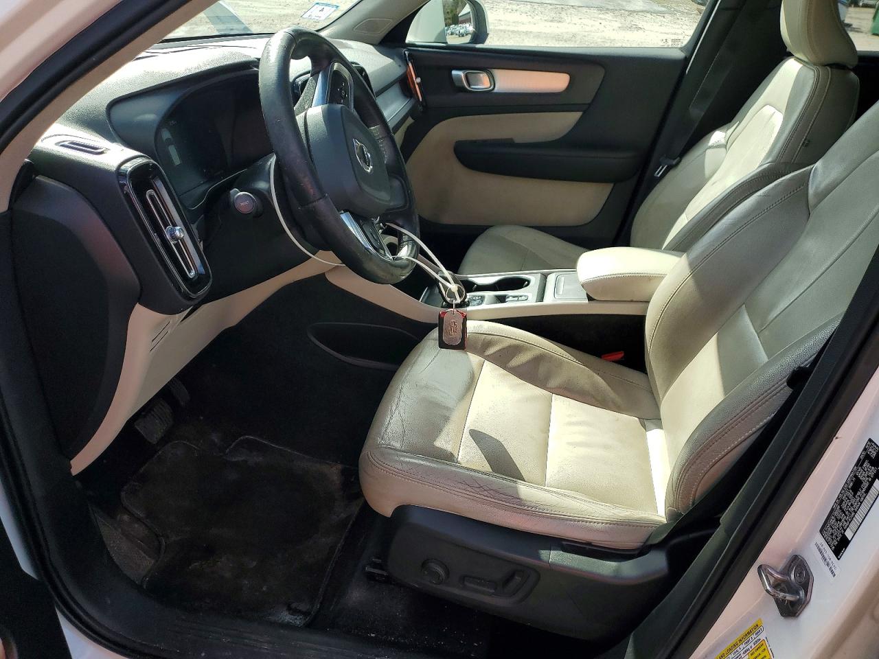 2020 VOLVO XC40 T4 MOMENTUM photo 7