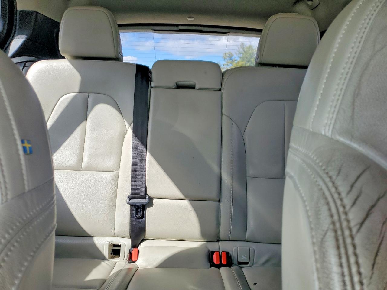 2020 VOLVO XC40 T4 MOMENTUM photo 10