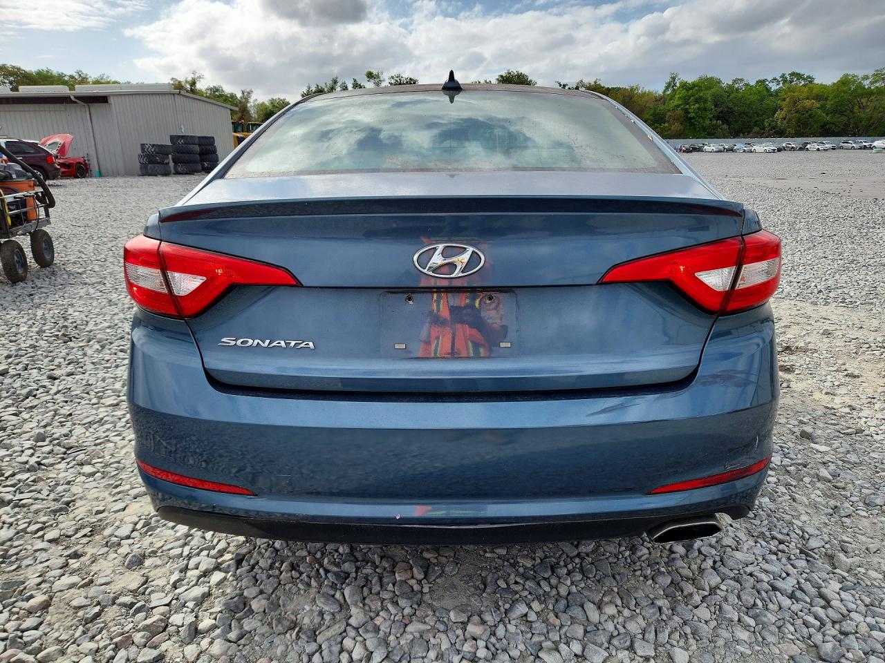 2015 HYUNDAI SONATA SE photo 16