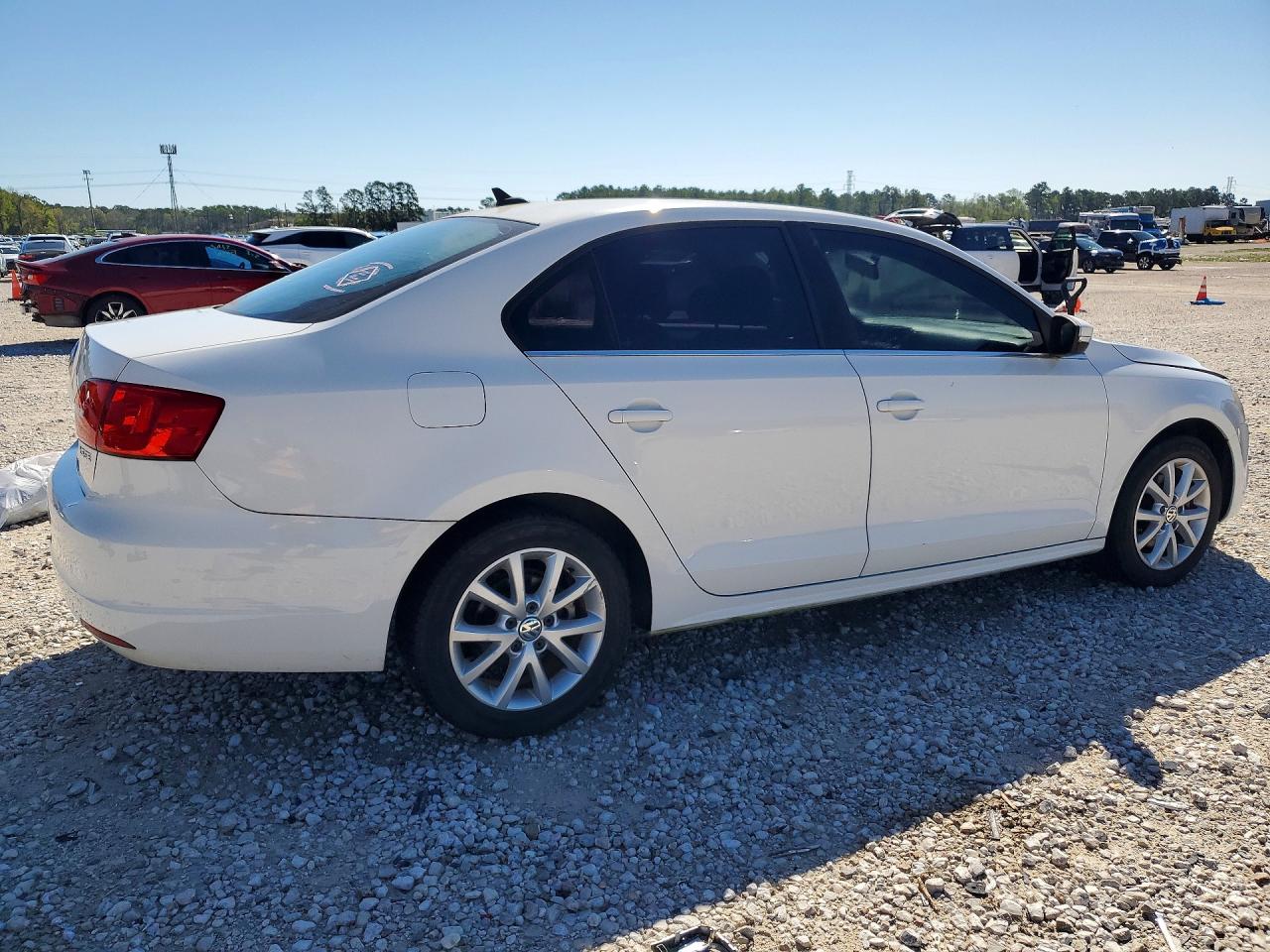 2013 VOLKSWAGEN JETTA SE photo 3