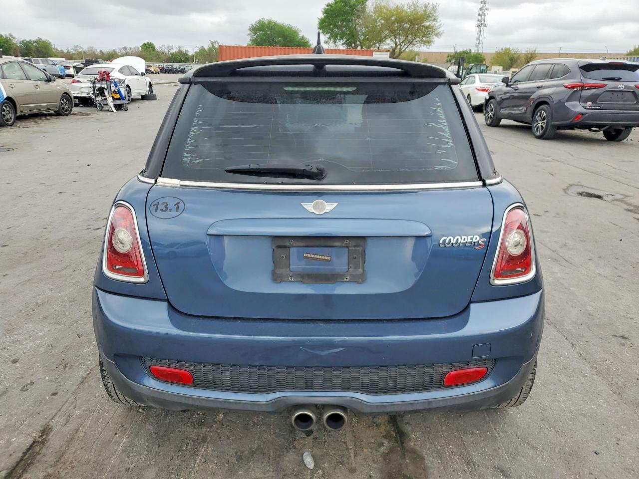 2010 MINI COOPER S photo 11