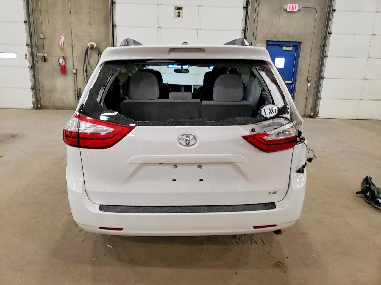 2015 TOYOTA SIENNA LE 8-PASSENGER photo 6