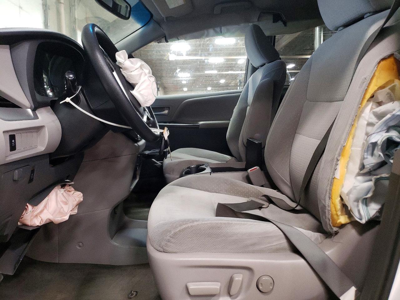2015 TOYOTA SIENNA LE 8-PASSENGER photo 7