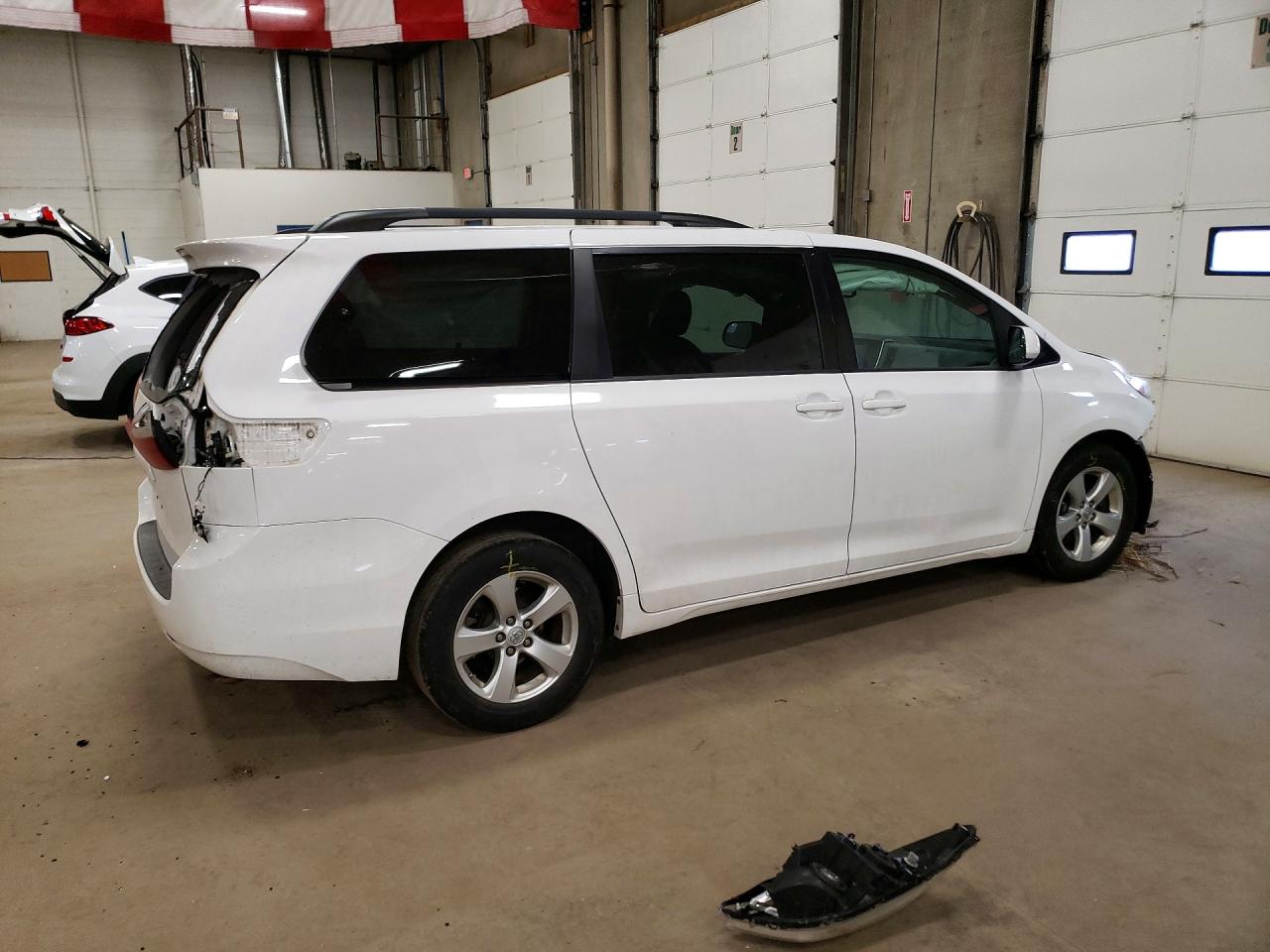 2015 TOYOTA SIENNA LE 8-PASSENGER photo 3
