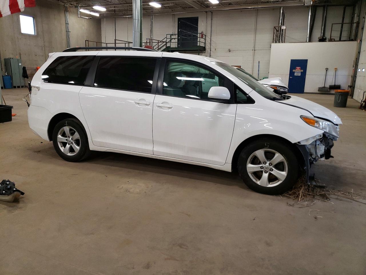 2015 TOYOTA SIENNA LE 8-PASSENGER photo 4