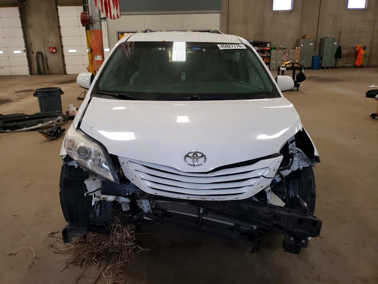 2015 TOYOTA SIENNA LE 8-PASSENGER photo 5