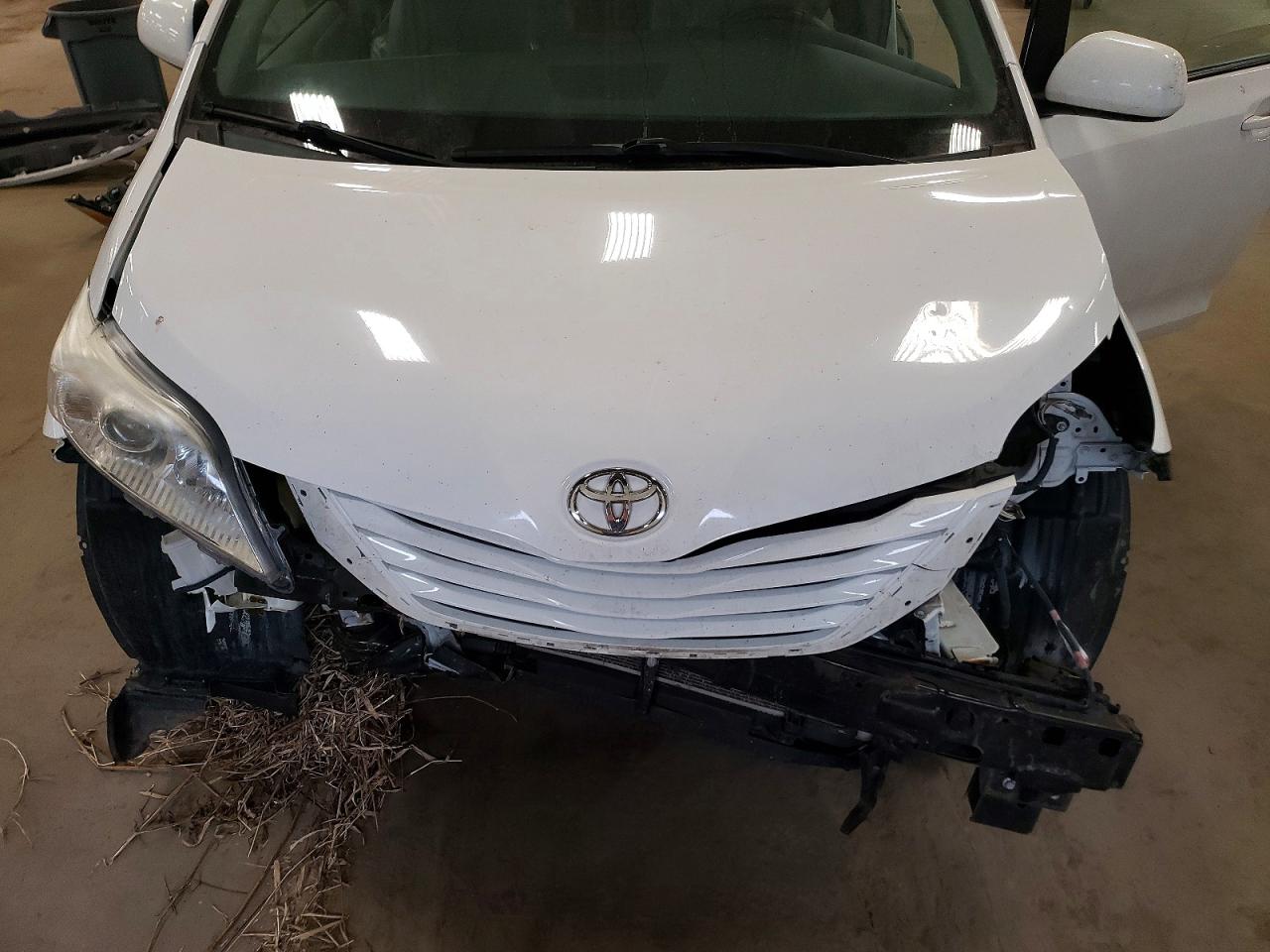 2015 TOYOTA SIENNA LE 8-PASSENGER photo 12