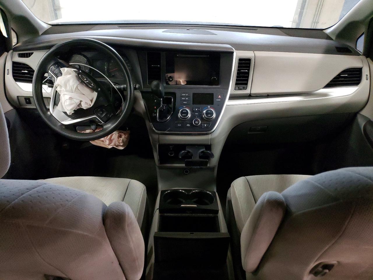 2015 TOYOTA SIENNA LE 8-PASSENGER photo 8